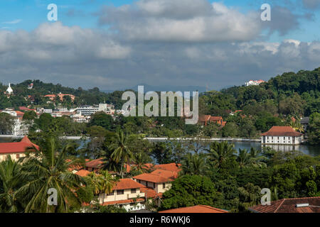 Vista della città da Arthur' Seat, Kandy, Sri Lanka Foto Stock