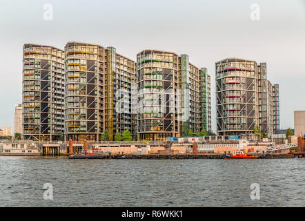 Edifici sulla riva sud del fiume Tamigi , appena ad est di Battersea Power Station di Londra. Foto Stock