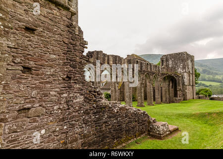 Llanthony Priory, un ex convento agostiniano nella valle di Ewyas, una ripida facciata ghiacciate una volta valle entro la montagna nera in Galles. Foto Stock