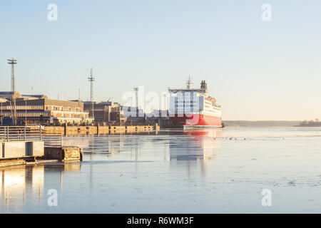 Traghetto sul pontile a Helsinki in Finlandia Foto Stock