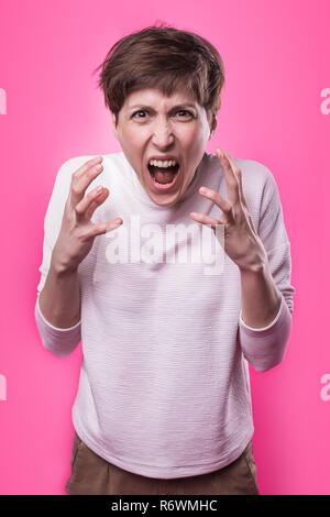 Frustrati e arrabbiati donna urlando. Studio shot. Foto Stock