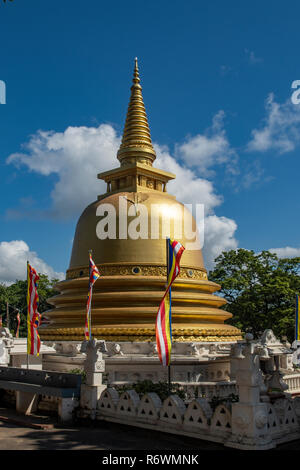 Golden Stupa al Tempio d'oro, Dambulla, Sri Lanka Foto Stock