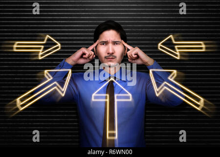 Grave asian businessman pensando di soluzione del problema sulla sua testa Foto Stock