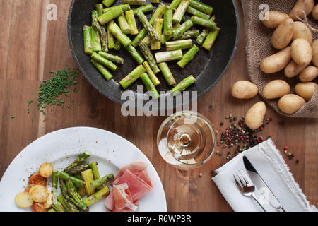 Cena con asparagi fritti e prosciutto Foto Stock
