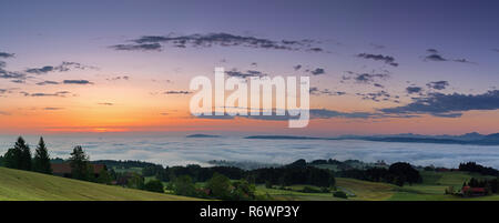 Alba sul auerberg al di sopra della nebbia lechtal Foto Stock