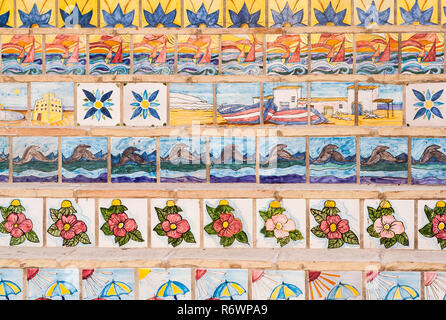 Scale decorate con piastrelle di ceramica. Sicilia. Italia Foto Stock