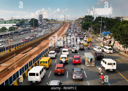 Sito di costruzione per la nuova autostrada su Commonwealth Avenue, il collegamento di Quezon City e Manila nelle Filippine, Asia Foto Stock