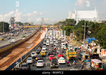 Sito di costruzione per la nuova autostrada su Commonwealth Avenue, il collegamento di Quezon City e Manila nelle Filippine, Asia Foto Stock