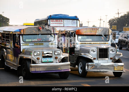 Jeepney tradizionali, il servizio di trasporto pubblico su strada nella città di Quezon, Metro Manila, Filippine Foto Stock