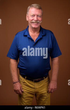 Ritratto di felice senior uomo con i baffi sorridente Foto Stock