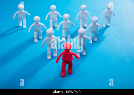 Red figura umana Team Leader verso il successo Foto Stock