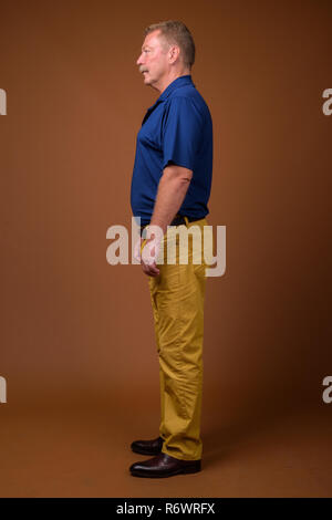 Lunghezza piena vista profilo ritratto di senior man standing Foto Stock