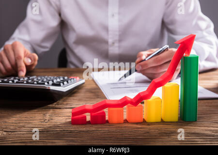 Multi colore grafico di business con la freccia rossa segno Foto Stock