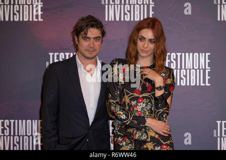 Riccardo Scamarcio e Miriam Leone nella foto durante il photocall del film Il testimone invisibile al Hotel San Regis - Roma Foto Stock