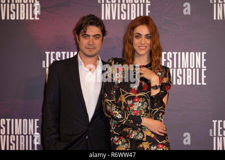 Riccardo Scamarcio e Miriam Leone nella foto durante il photocall del film Il testimone invisibile al Hotel San Regis - Roma Foto Stock