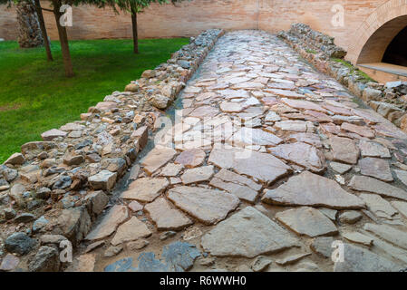 MERIDA, BADAJOZ, Spagna - 23 novembre 2018: Merida Nazionale Romano Museo d'arte. Strada romana Foto Stock