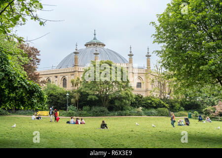 Brighton Royal Pavilion Gardens con Brighton Museo e Galleria d'arte in background, Brighton East Sussex, Regno Unito Foto Stock