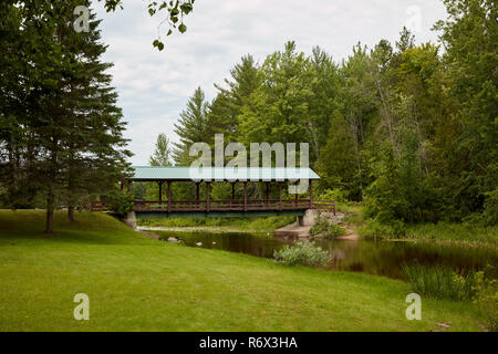 Ponte coperto in Sunken Lake Park nel Michigan del nord Foto Stock