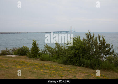 Mackinac Bridge visto dal Ponte Parco Vista su un giorno nuvoloso, San Ignace, Michigan Foto Stock