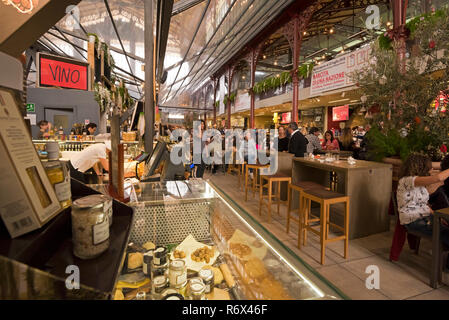 Ritratto orizzontale di persone alla Food Hall di Firenze, Italia. Foto Stock