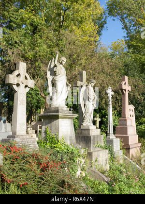 Vecchie lapidi presso il cimitero di Highgate a Londra, Inghilterra Foto Stock