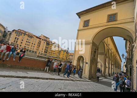 Vista orizzontale di turisti camminando sotto il Corridoio Vasariano a Firenze, Italia. Foto Stock