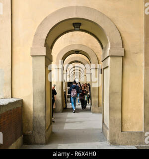 Vista su piazza del Popolo a piedi sotto il Corridoio Vasariano a Firenze, Italia. Foto Stock