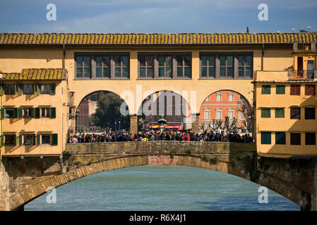 Vista orizzontale del Ponte Vecchio e il Corridoio Vasariano a Firenze, Italia. Foto Stock