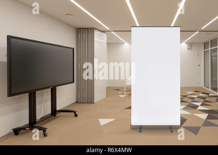 Blank Roll up banner stand in classe ufficio sala interna con il display. Percorso di clipping intorno all'annuncio banner. 3d illustrazione Foto Stock