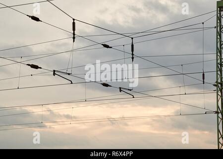 Cavi aerei di una ferrovia Foto Stock