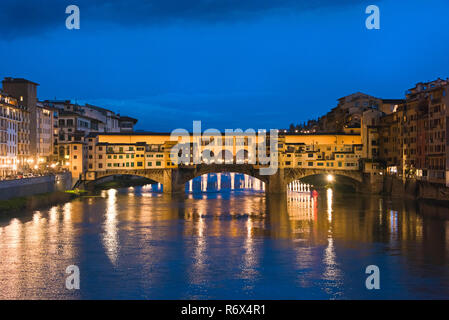 Orizzontale vista panoramica del Ponte Vecchio illuminata di notte a Firenze, Italia. Foto Stock