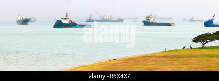 Industrial navi cargo porto di Singapore Foto Stock