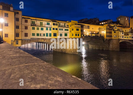 Vista orizzontale del Ponte Vecchio illuminata di notte a Firenze, Italia. Foto Stock