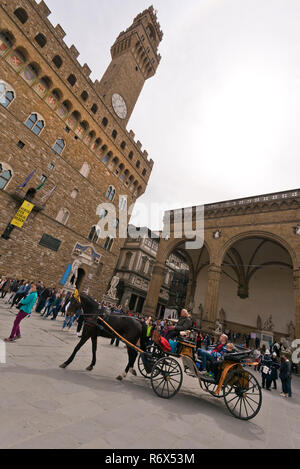 Vista verticale di un cavallo e carrozza in Palazzo Vecchio a Firenze, Italia. Foto Stock