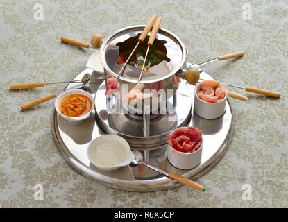 Carne di manzo crudo per Fondue bourguignonne Foto stock - Alamy