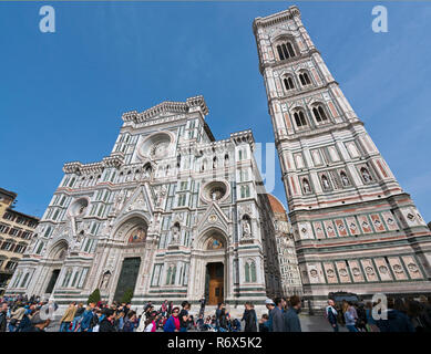 Streetview orizzontale della parte anteriore del Duomo di Firenze e il campanile di Giotto a Firenze, Italia. Foto Stock