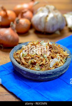 Ciotola con tradizionali nasi secchi Erbe, utilizzati per la cottura, close up Foto Stock