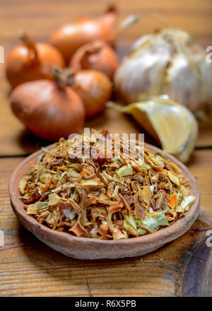 Ciotola con tradizionali nasi secchi Erbe, utilizzati per la cottura, close up Foto Stock