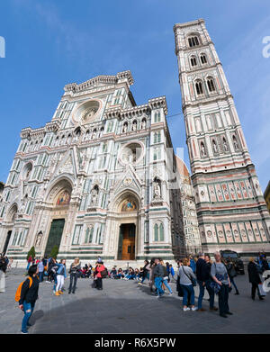 Streetview verticale della parte anteriore del Duomo di Firenze e il campanile di Giotto a Firenze, Italia. Foto Stock