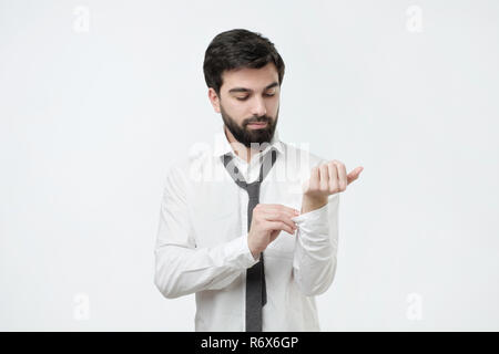 Uomo in camicia vestirsi e regolazione del tirante sul collo Foto Stock
