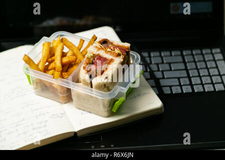 Bento presso il luogo di lavoro con Katsu sando il cibo giapponese di tendenza panino con carne di maiale e patatine fritte Foto Stock