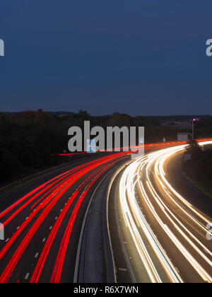 Europa, Regno Unito, Inghilterra, Surrey, autostrada M3 sentieri di luce Foto Stock