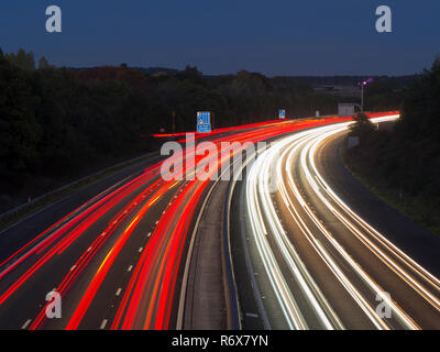 Europa, Regno Unito, Inghilterra, Surrey, autostrada M3 sentieri di luce Foto Stock