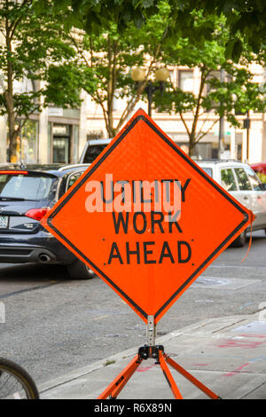 SEATTLE, WA, Stati Uniti d'America - Giugno 2018: segno su un city centre street in Seattle i driver di avvertimento di opere stradali in anticipo. Foto Stock