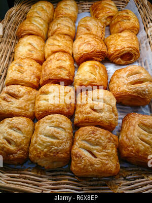 Salsiccia croissant deliziosi. Su un carrello nel panificio negozio. Foto Stock