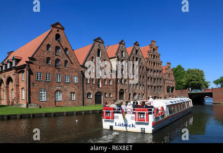 Gita turistica di nave nella parte anteriore del sale storiche storages al fiume Trave, Lubecca, Lubecca, Schleswig-Holstein, Germania, Europa Foto Stock