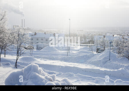 Vista invernale di Kiruna, la città più settentrionale della Svezia, provincia della Lapponia, inverno Foto di sole Foto Stock