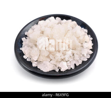 Sale marino nero piastra in ceramica. Isolato su sfondo bianco. Foto Stock
