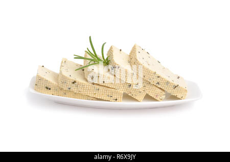 Il tofu con Herbes de Provence. Isolato su sfondo bianco. Foto Stock