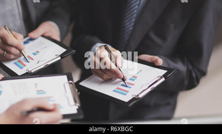 Close up.business team analizza i profitti finanziari del com Foto Stock